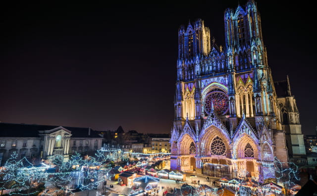 Cathédrale de Reims illuminée à Noël