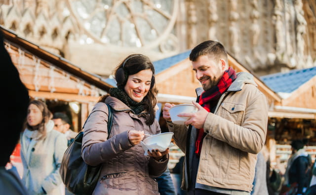 Couple mangeant au marché de Noël de Reims
