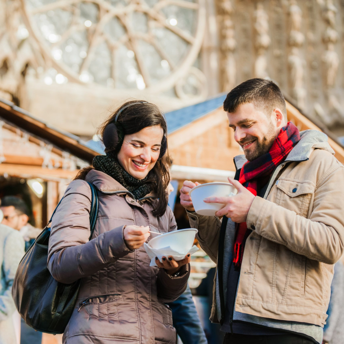 Couple mangeant au marché de Noël de Reims