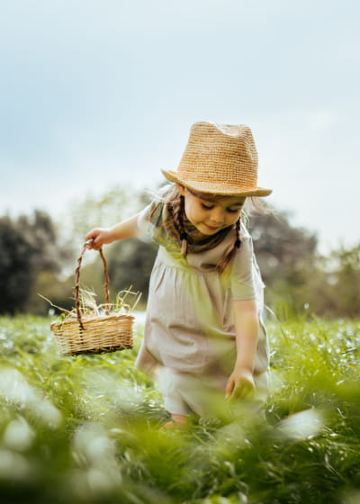 Petite fille qui cueille de l'herbe