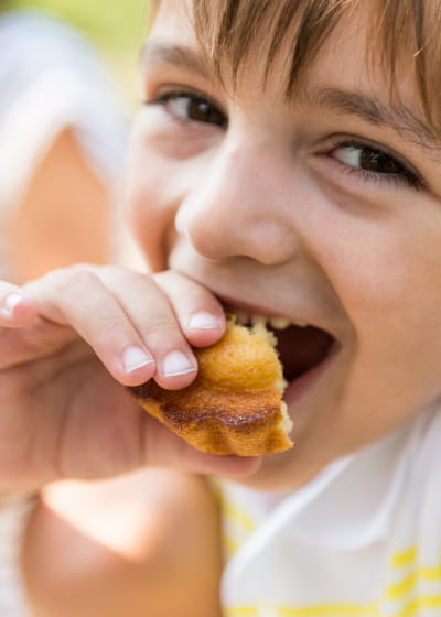 Enfant mangeant une tarte aux mirabelles