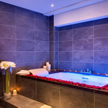 Salle de bain, pétales de rose au Domaine de la Klauss