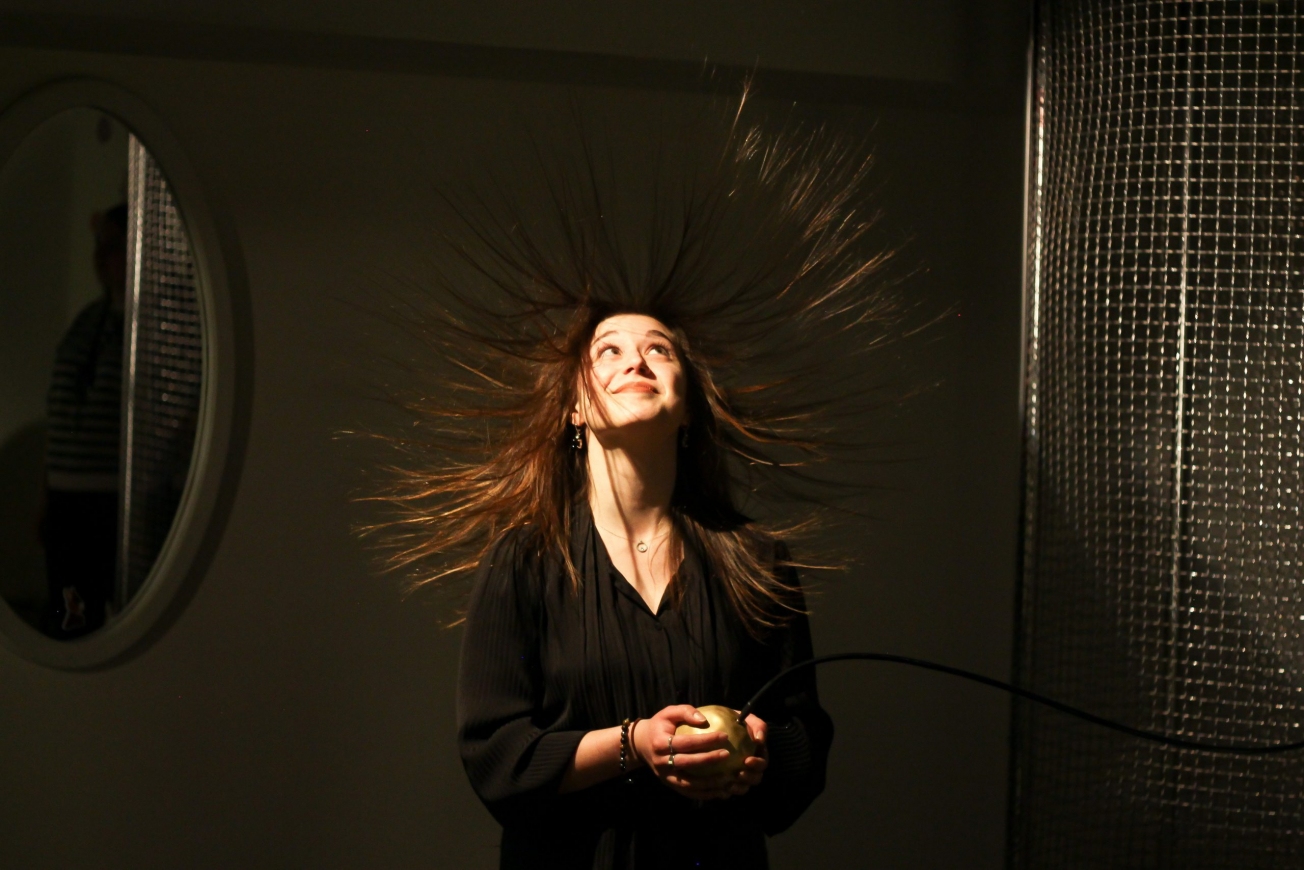 Expérience d'électricité statique au musée Electropolis