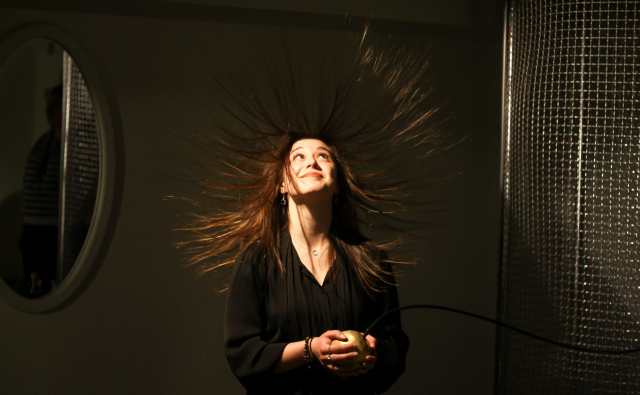 Expérience d'électricité statique au musée Electropolis