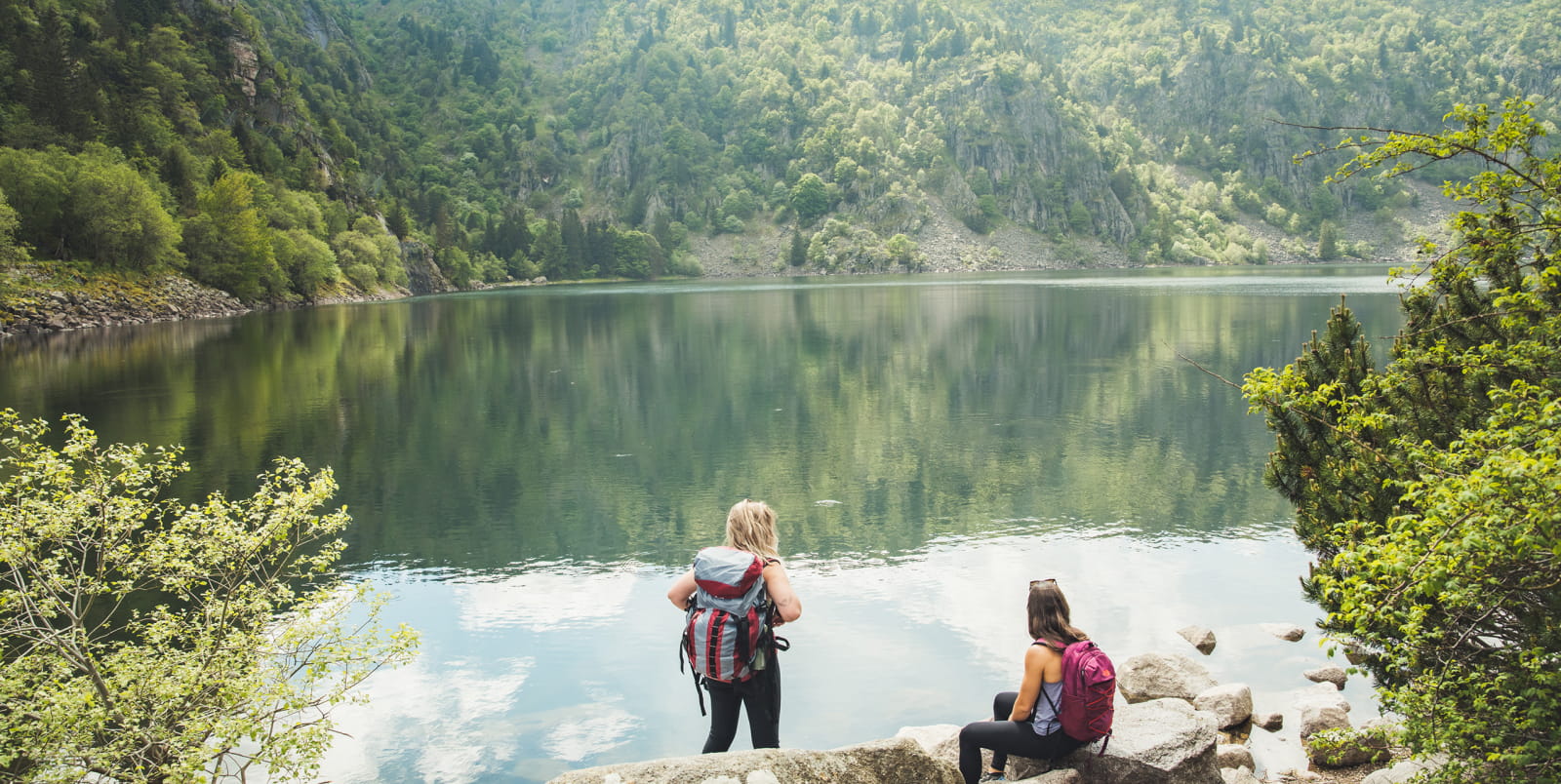 Deux randonneuses devant le lac Blanc