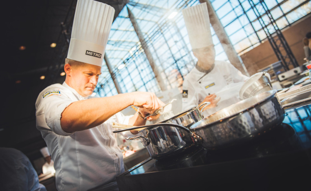 Un chef cuisine pour le Bocuse d'Or à Reims