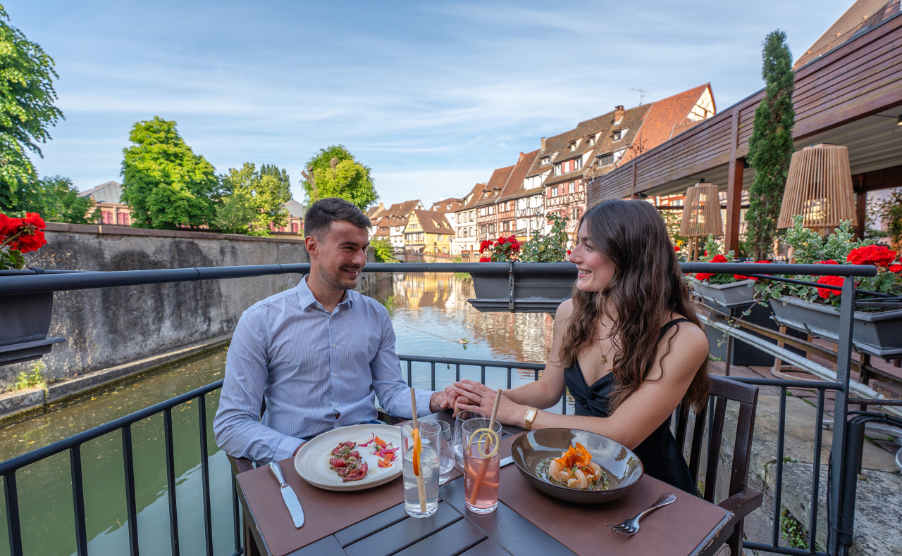 couple qui mange au bord de l'eau