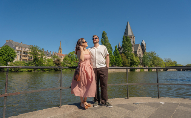 une femme et un homme debout devant un plan d’eau